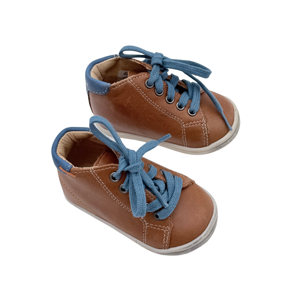 Baskets montantes bébé camel à lacets bleus – 18