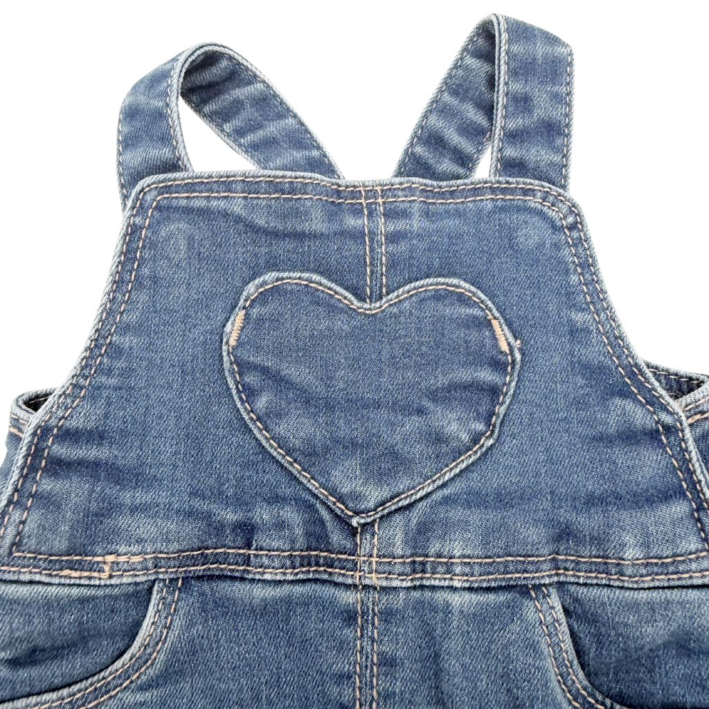 Robe salopette en denim avec cœur&nbsp; — 1 mois