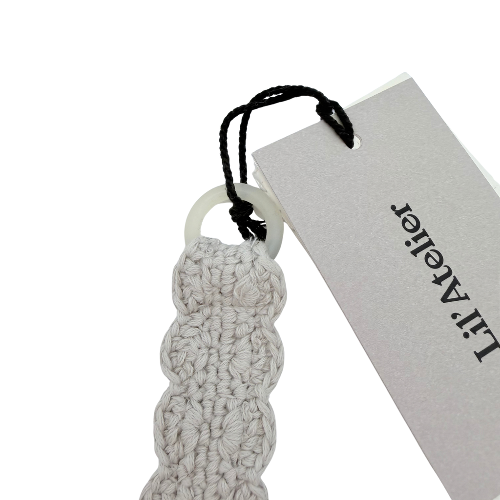 Attache-sucette bébé en crochet beige et bois