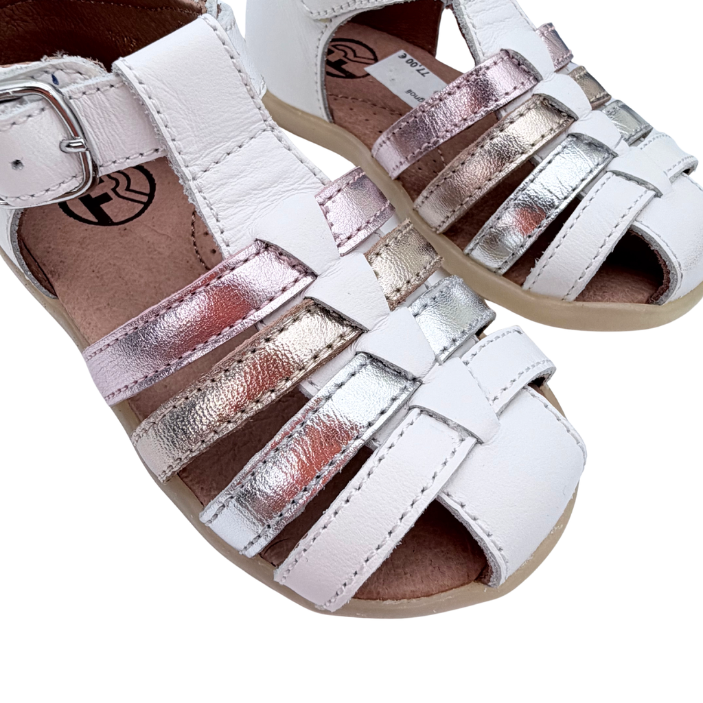 Sandales blanches et argentées — 21