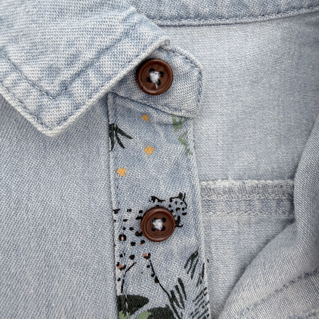 Chemise bébé en jean clair — 6 mois