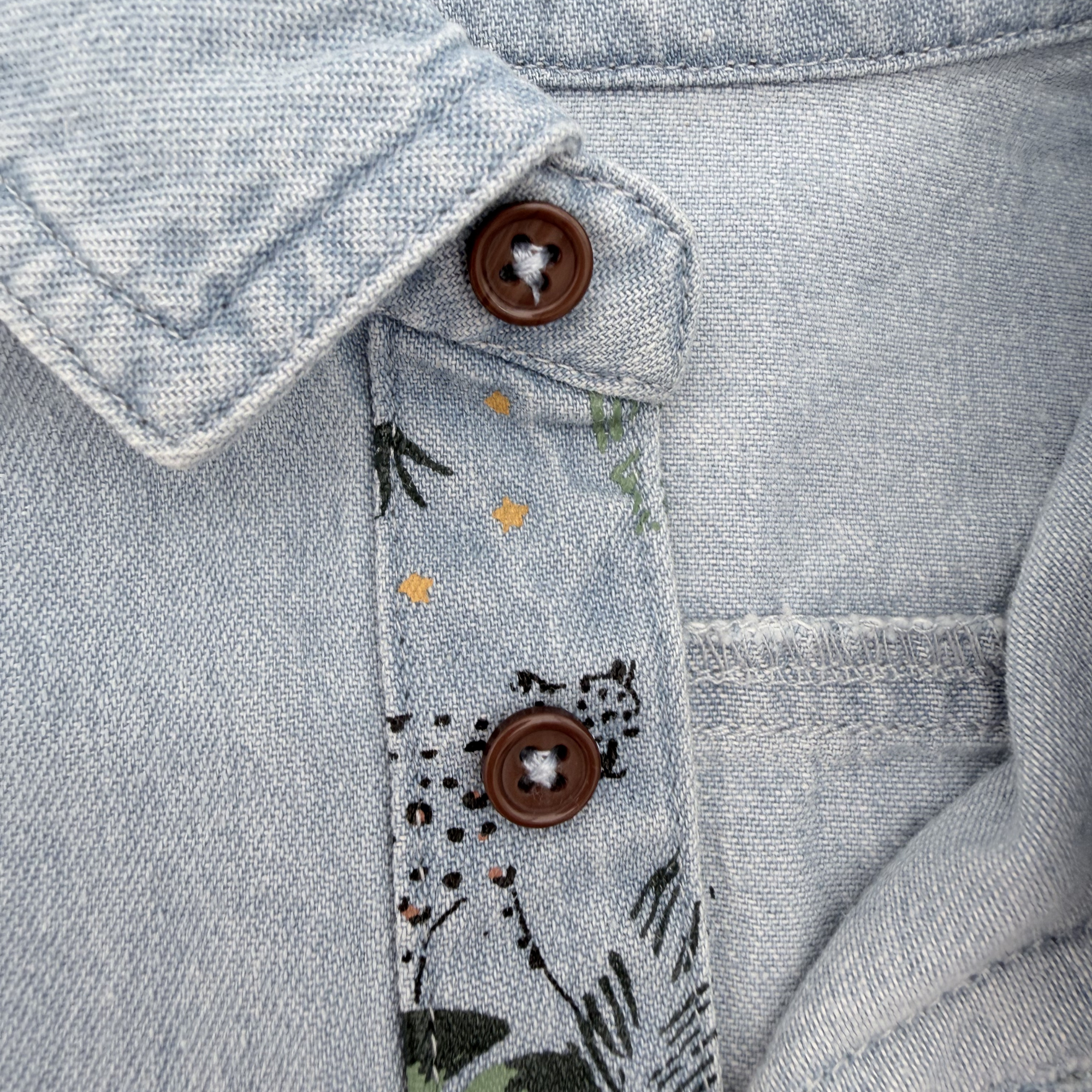 Chemise bébé en jean clair — 6 mois