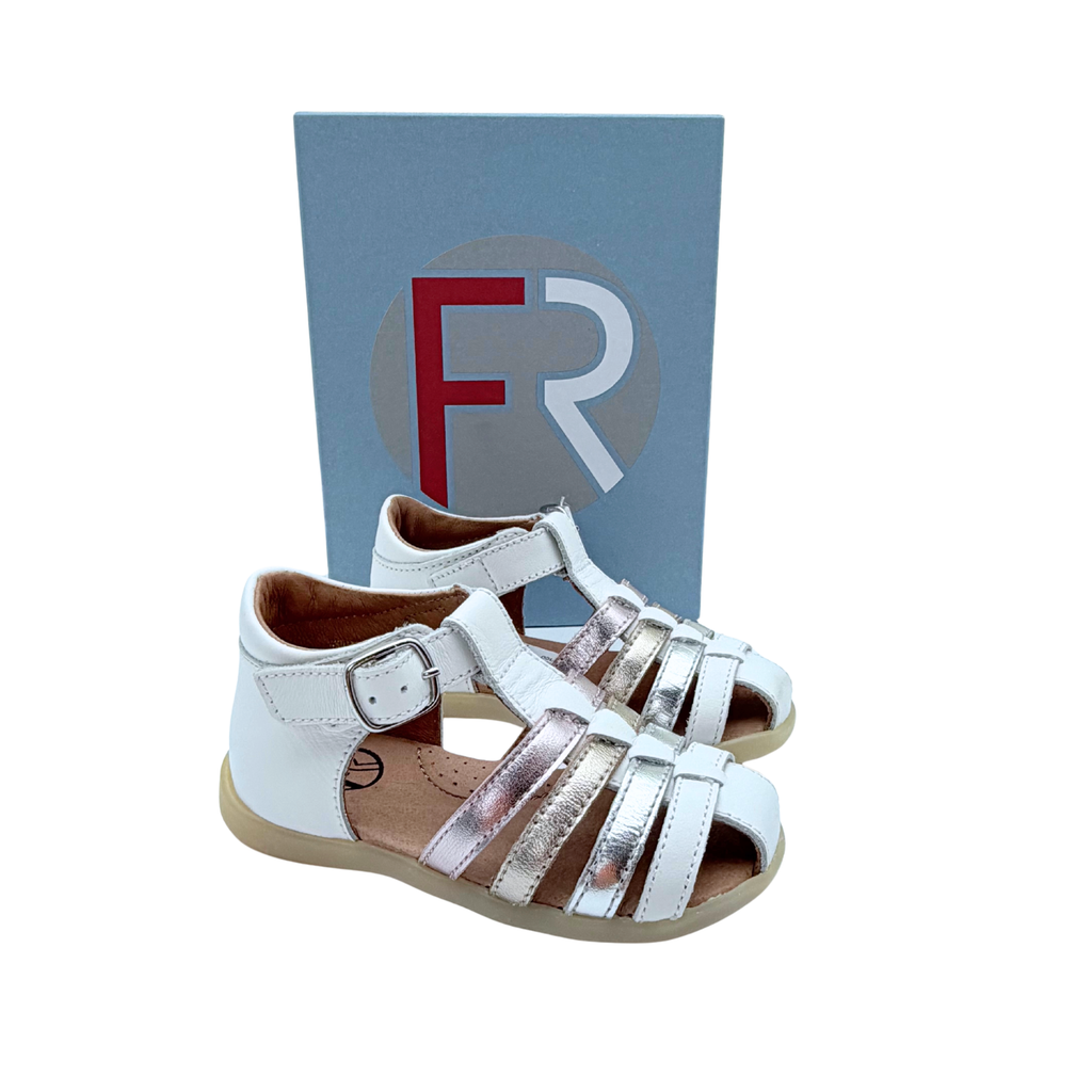Sandales blanches et argentées — 21