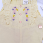 Ensemble salopette short jaune pâle et t-shirt — 12 mois