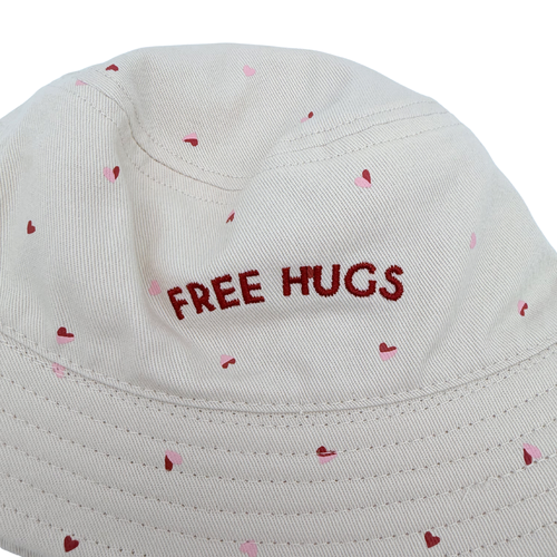 Bob bébé réversible beige à cœurs "Free Hugs" — 6-12 mois