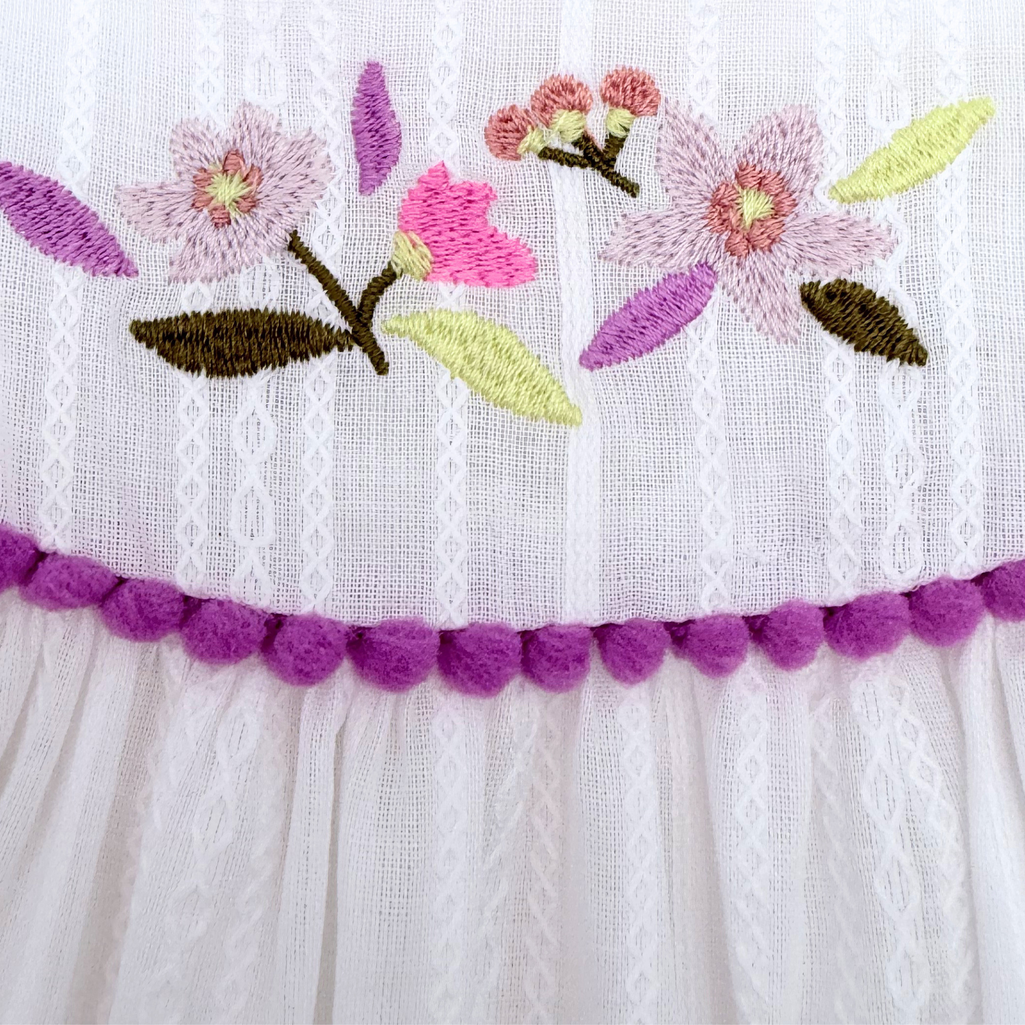 Robe blanche à volants brodés — 24 mois