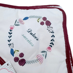 Cape de bain bébé blanche à détails bordeaux - 75x75 cm