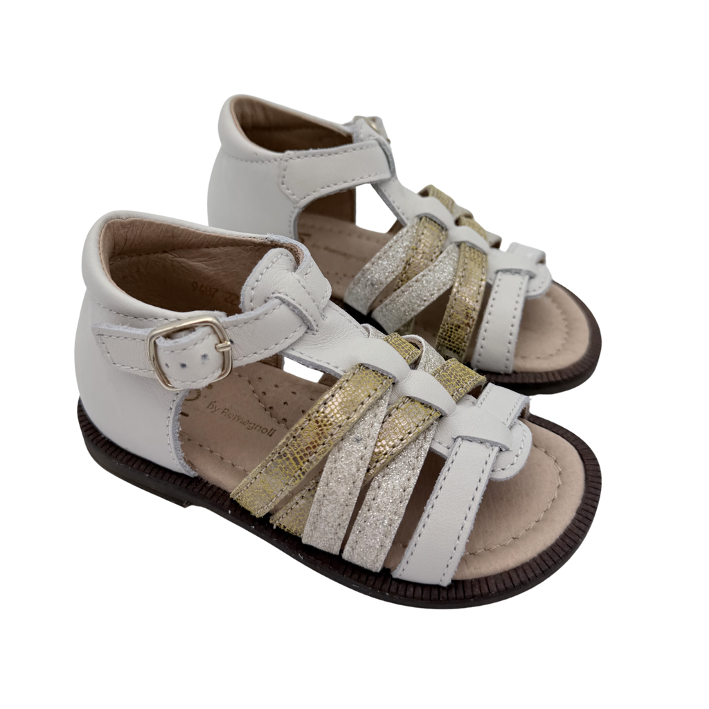 Sandales blanches et dorées à brides — 22