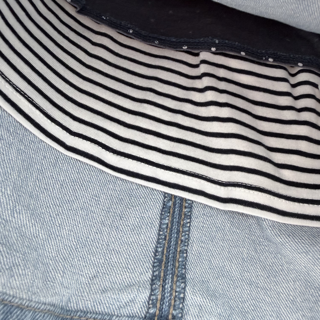 Robe salopette bébé en jean avec t-shirt rayé — 6 mois