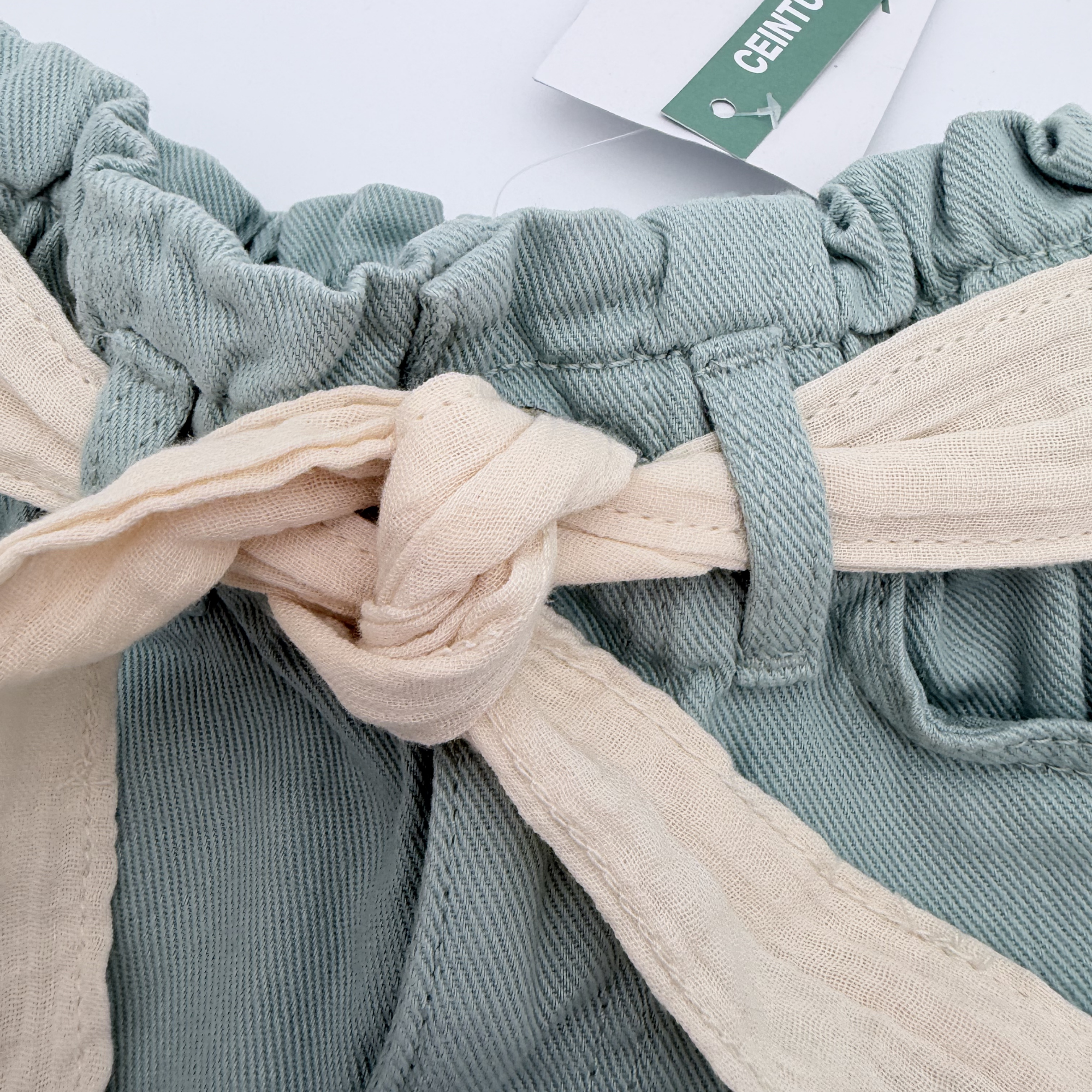 Short vert d’eau avec ceinture à nouer — 2 ans