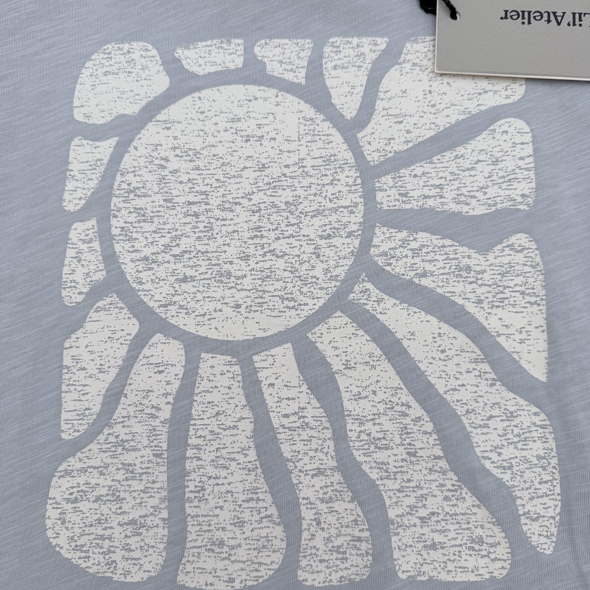 T-shirt bleu gris imprimé soleil — 6 ans