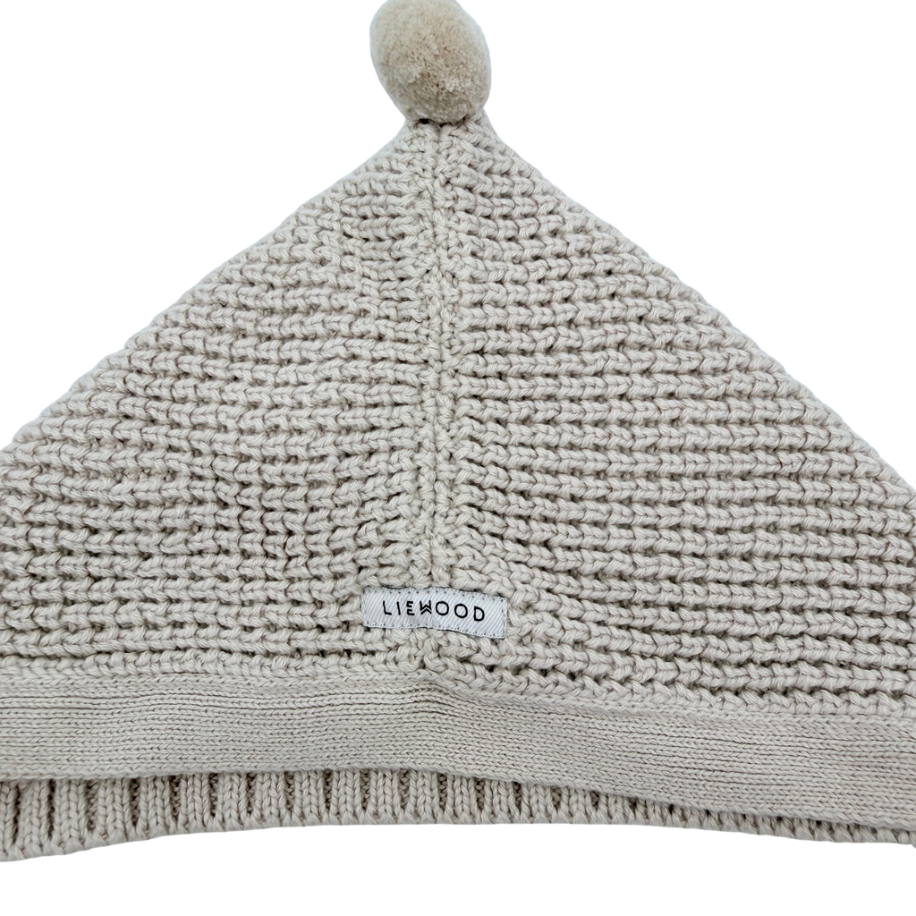Bonnet bébé tricoté beige à pompon – 3-6 mois