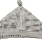 Bonnet bébé tricoté beige à pompon – 3-6 mois