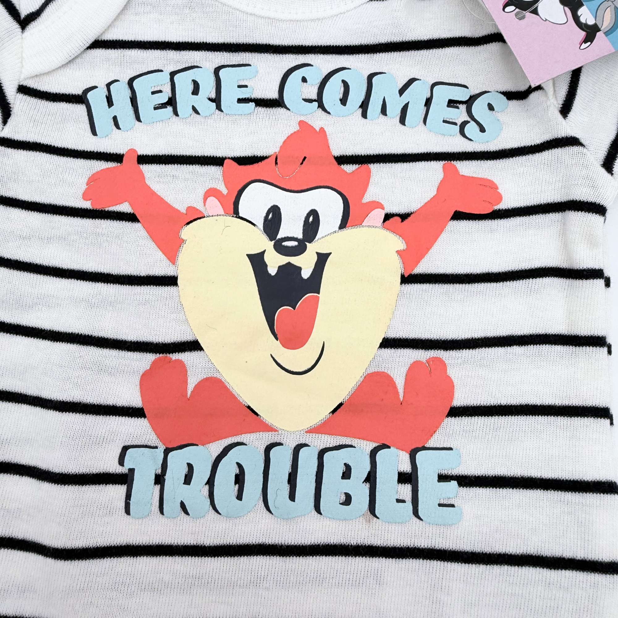 Body bébé Looney Tunes “Here Comes Trouble” — 2-6 mois