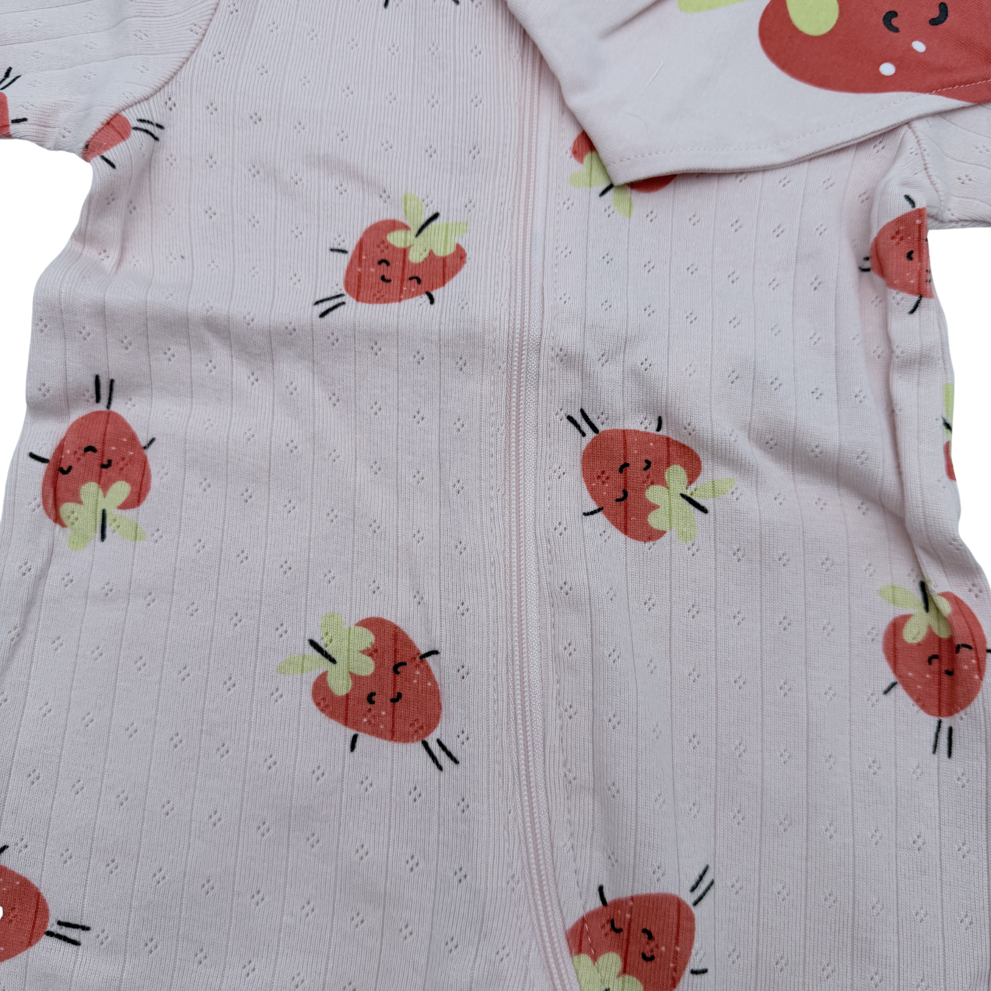 Pyjama roses frais avec bavoir - 9 mois