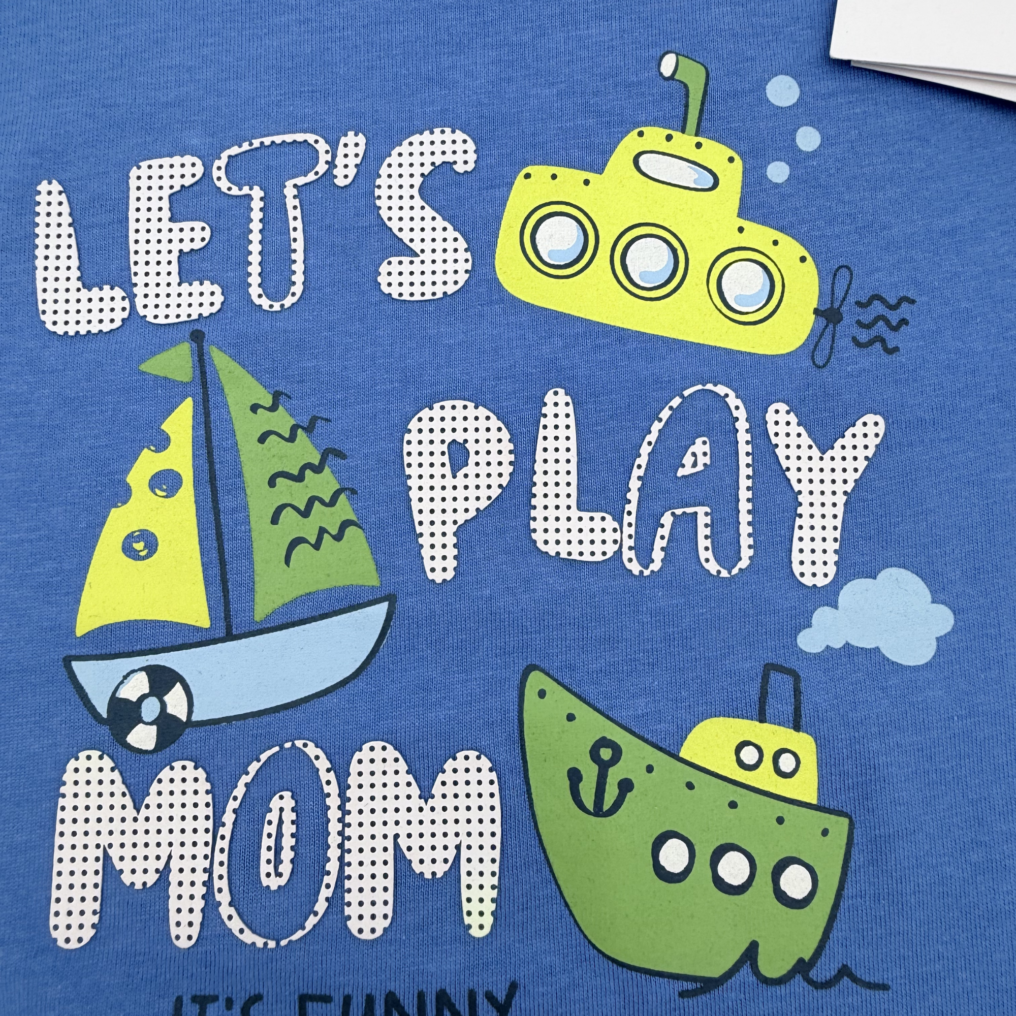 T-shirt bleu “Let’s Play Mom It’s Funny” — 18-24 mois
