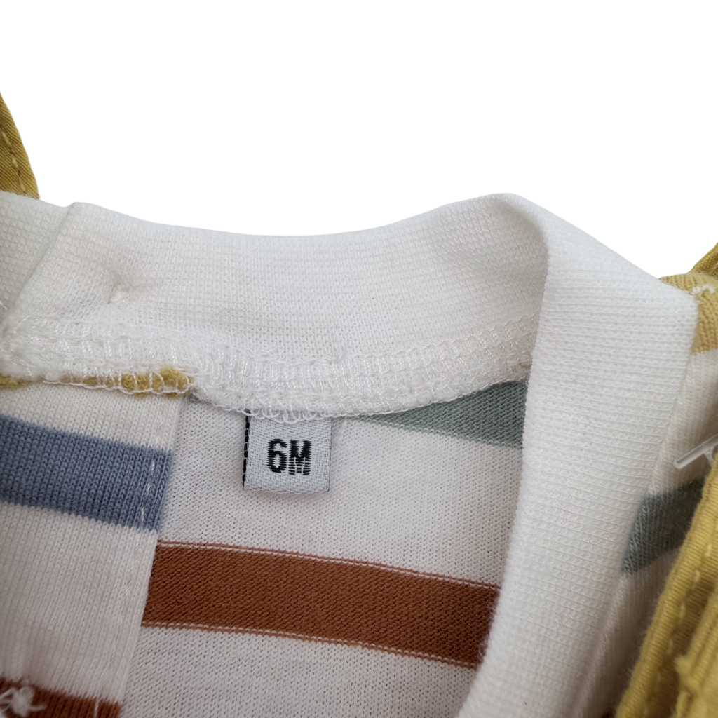 Ensemble salopette courte moutarde et t-shirt rayé — 6 mois