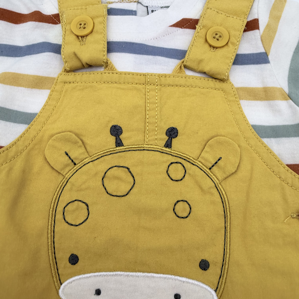 Ensemble salopette courte moutarde et t-shirt rayé — 6 mois