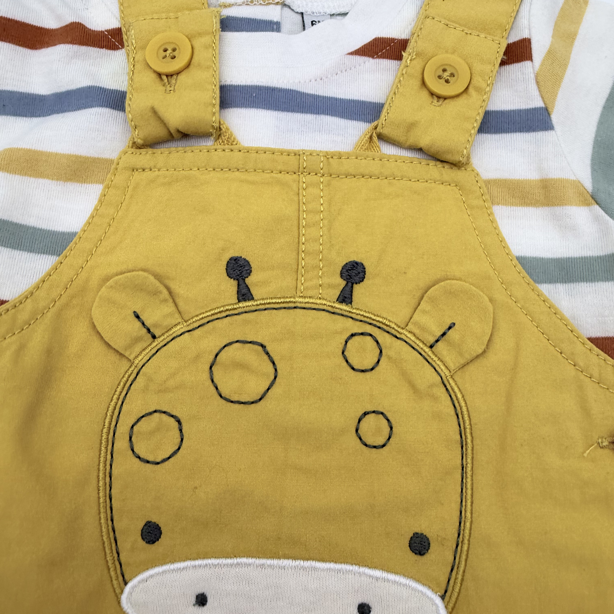Ensemble salopette courte moutarde et t-shirt rayé — 6 mois