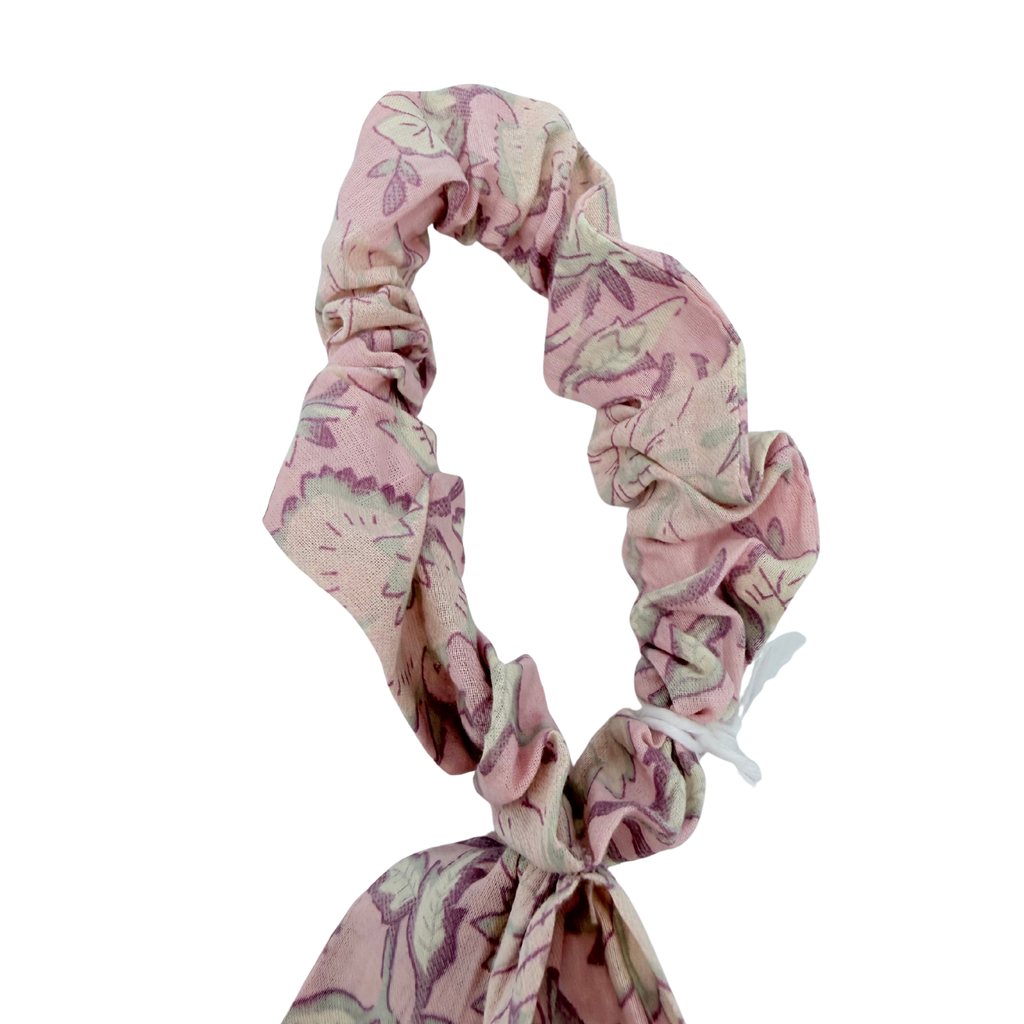 Chouchou foulard rose à motif fleuri