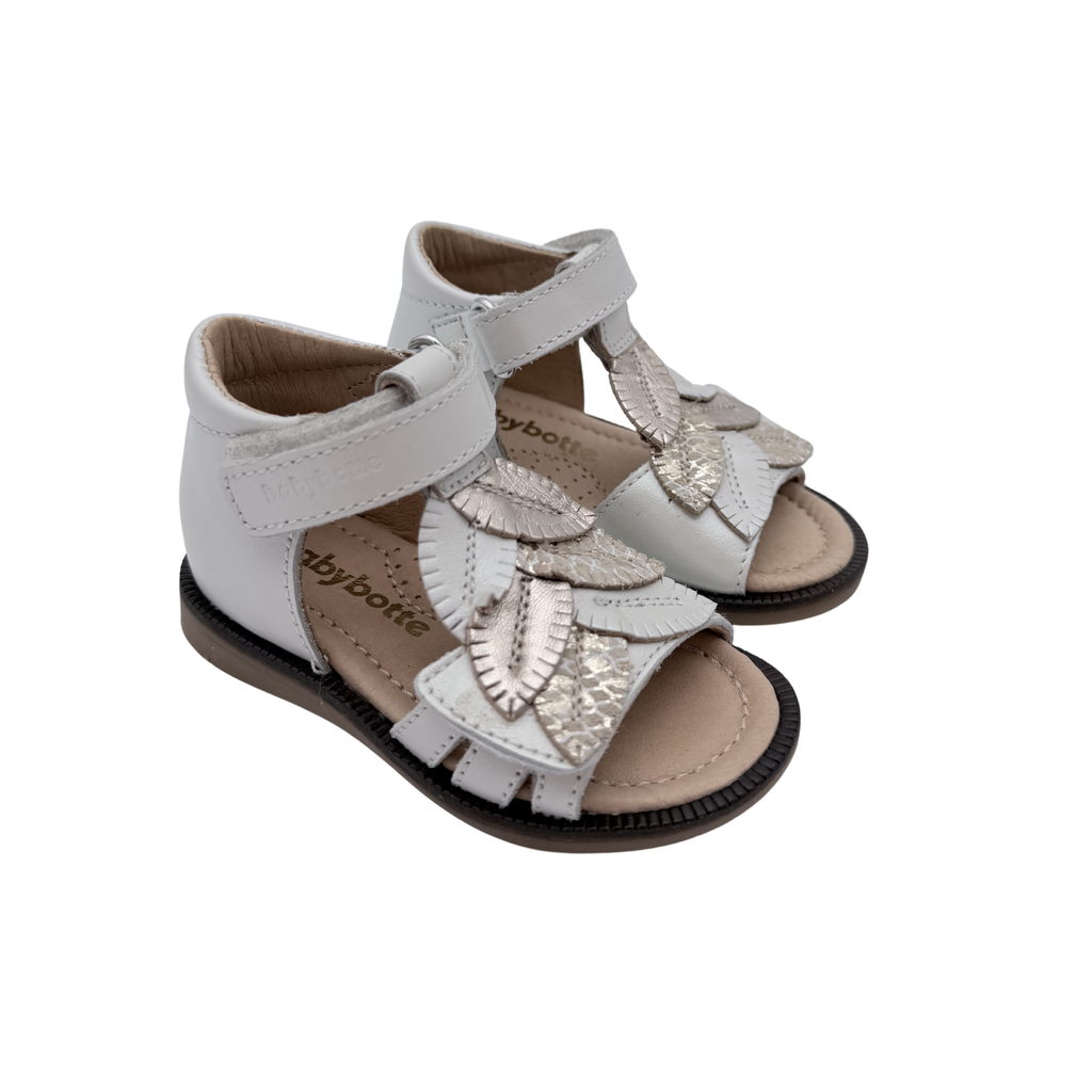 Sandales ouvertes blanches à feuilles irisées — 21