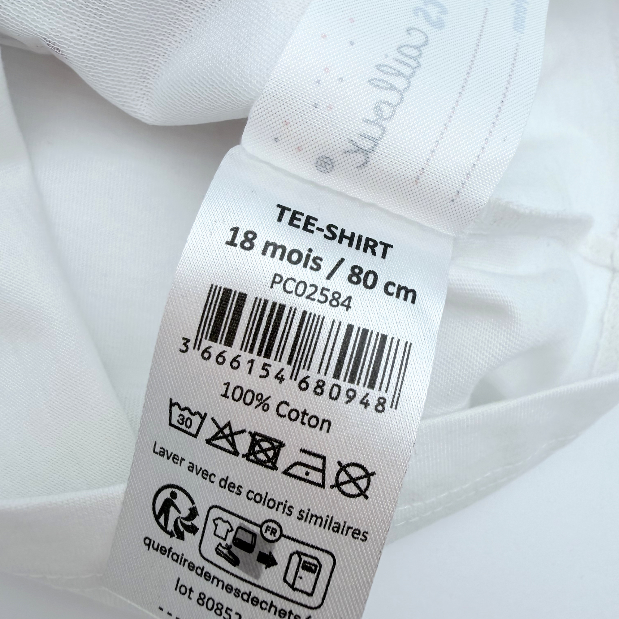 T-shirt blanc “Petit cœur de la famille” — 18 mois
