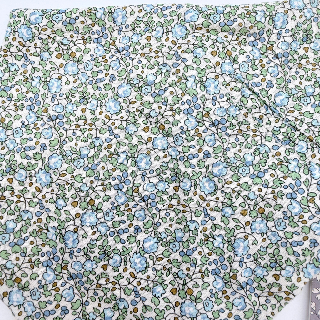Bavoir bandana bébé à fleurs bleues en coton biologique