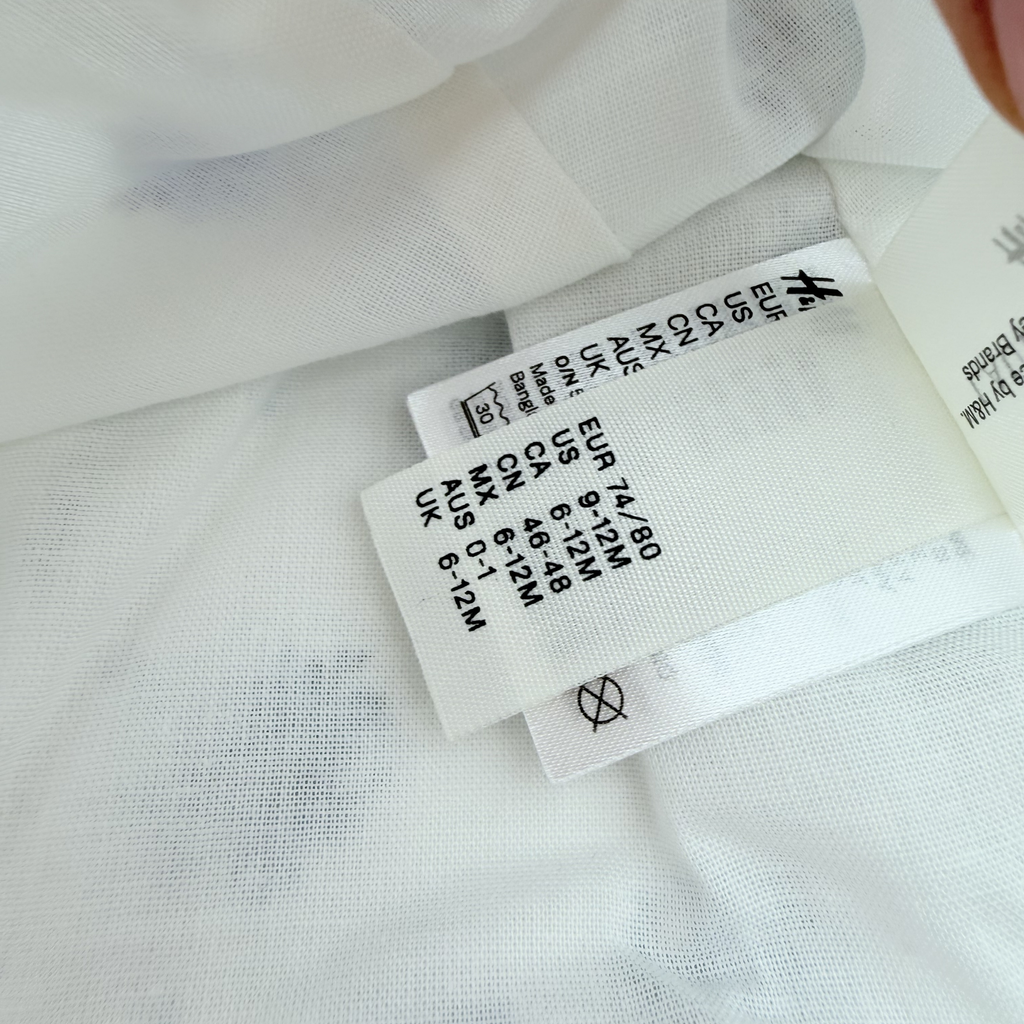 Chapeau blanc à fleurs bleues – 6-12 mois