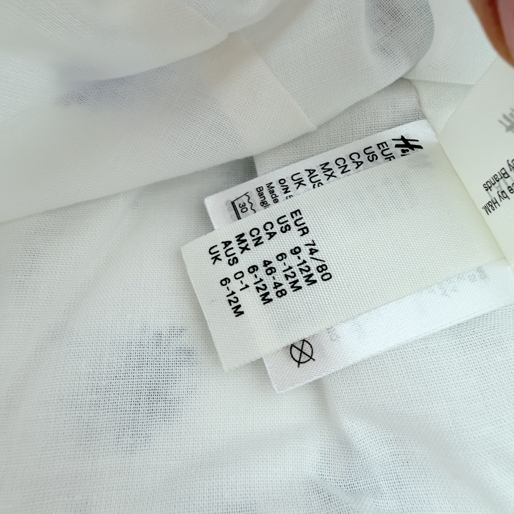 Chapeau blanc à fleurs bleues – 6-12 mois