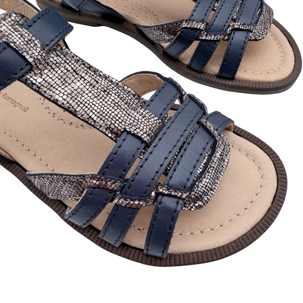Sandales bleu marine et argentées — 28