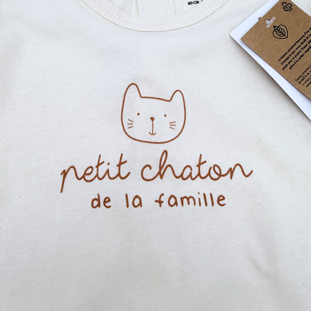 Pyjama écru motif “petit chaton de la famille” — 12 mois
