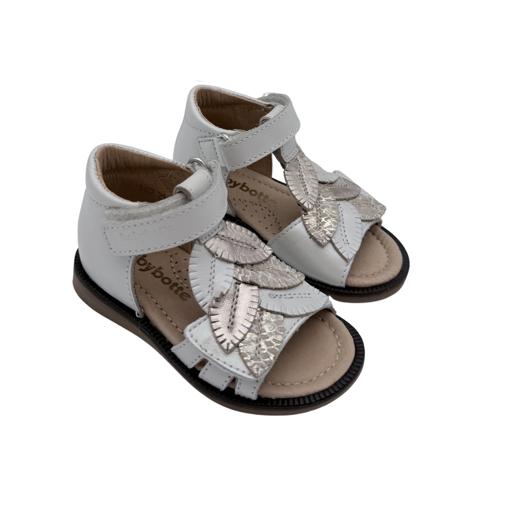 Sandales ouvertes blanches à feuilles irisées — 21
