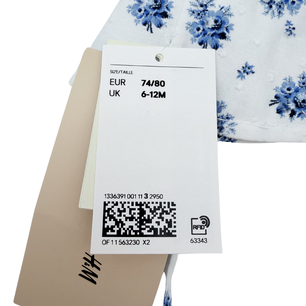 Chapeau blanc à fleurs bleues – 6-12 mois