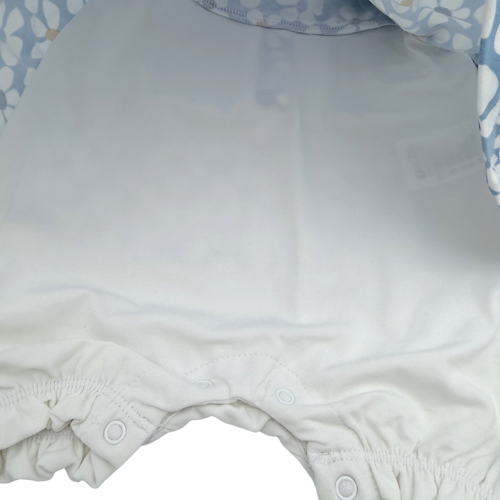 Robe blanche et robe fleurie bleue — 1 mois
