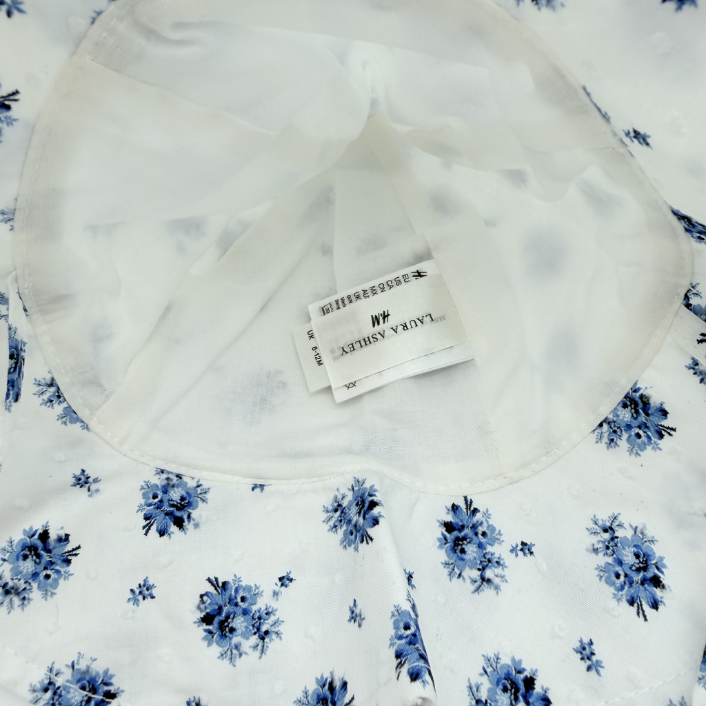 Chapeau blanc à fleurs bleues – 6-12 mois