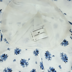 Chapeau blanc à fleurs bleues – 6-12 mois