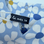 Robe blanche et robe fleurie bleue — 1 mois