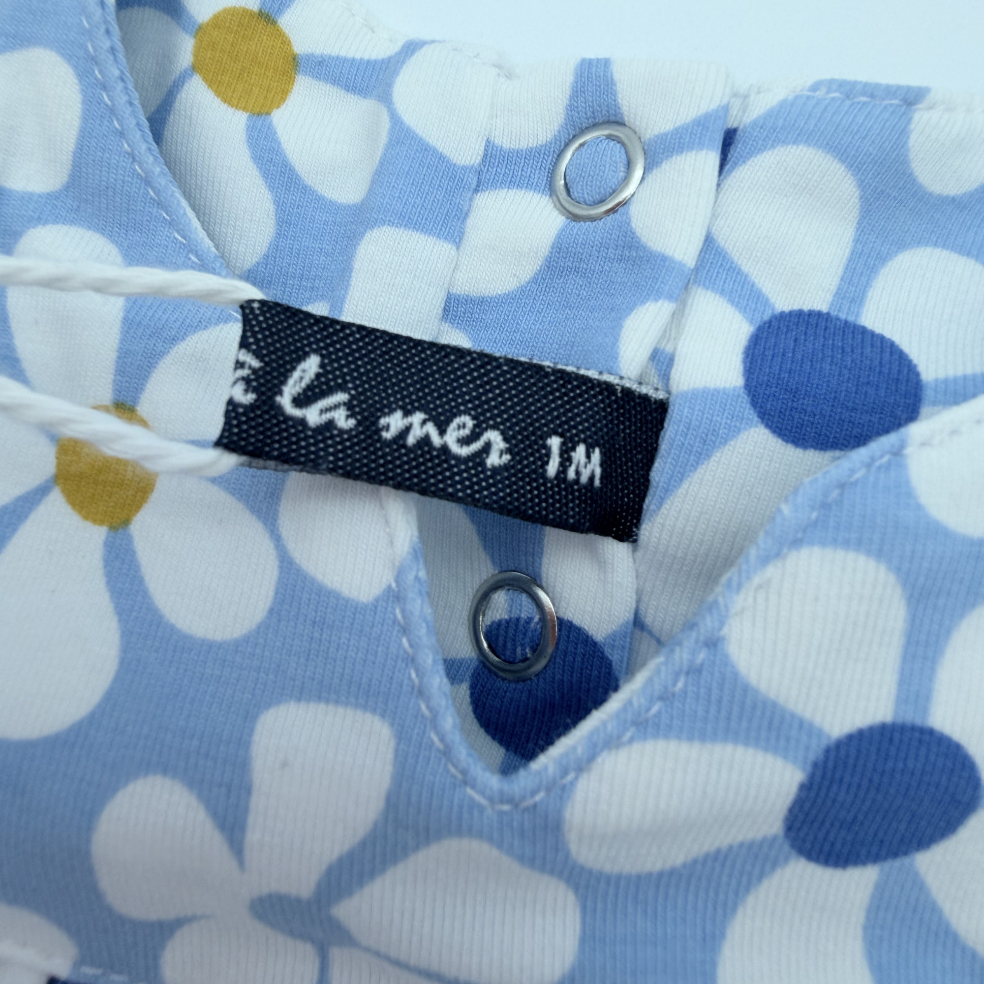 Robe blanche et robe fleurie bleue — 1 mois