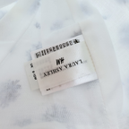 Chapeau blanc à fleurs bleues – 6-12 mois