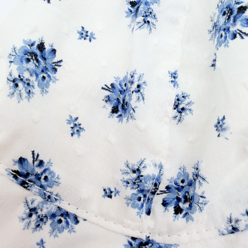 Chapeau blanc à fleurs bleues – 6-12 mois