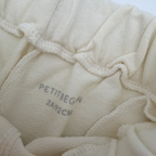 Short molleton écru à revers — 2 ans