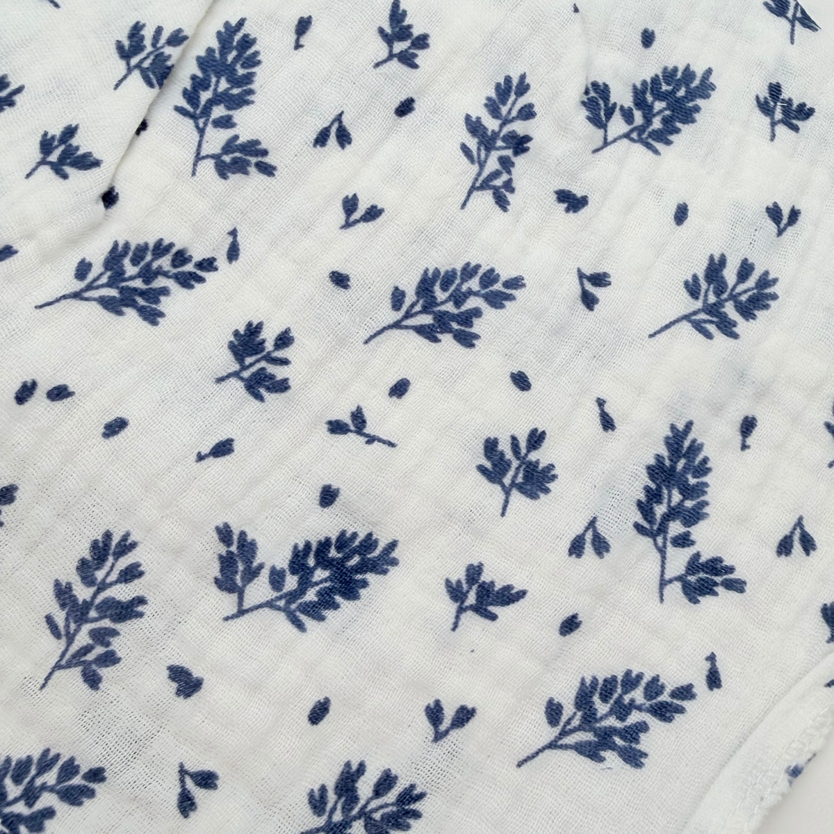 Doudou plat lapin blanc à motifs bleus