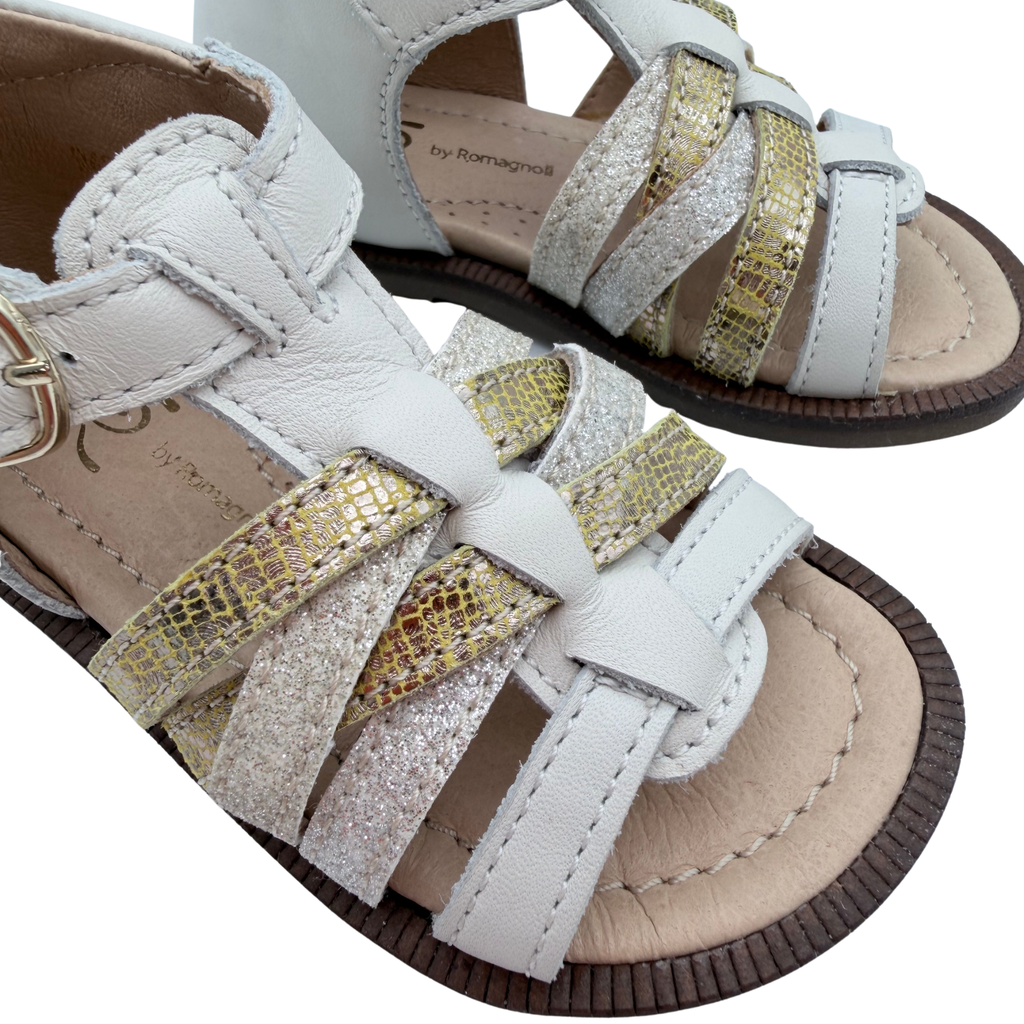 Sandales blanches, dorées et argentées — 21