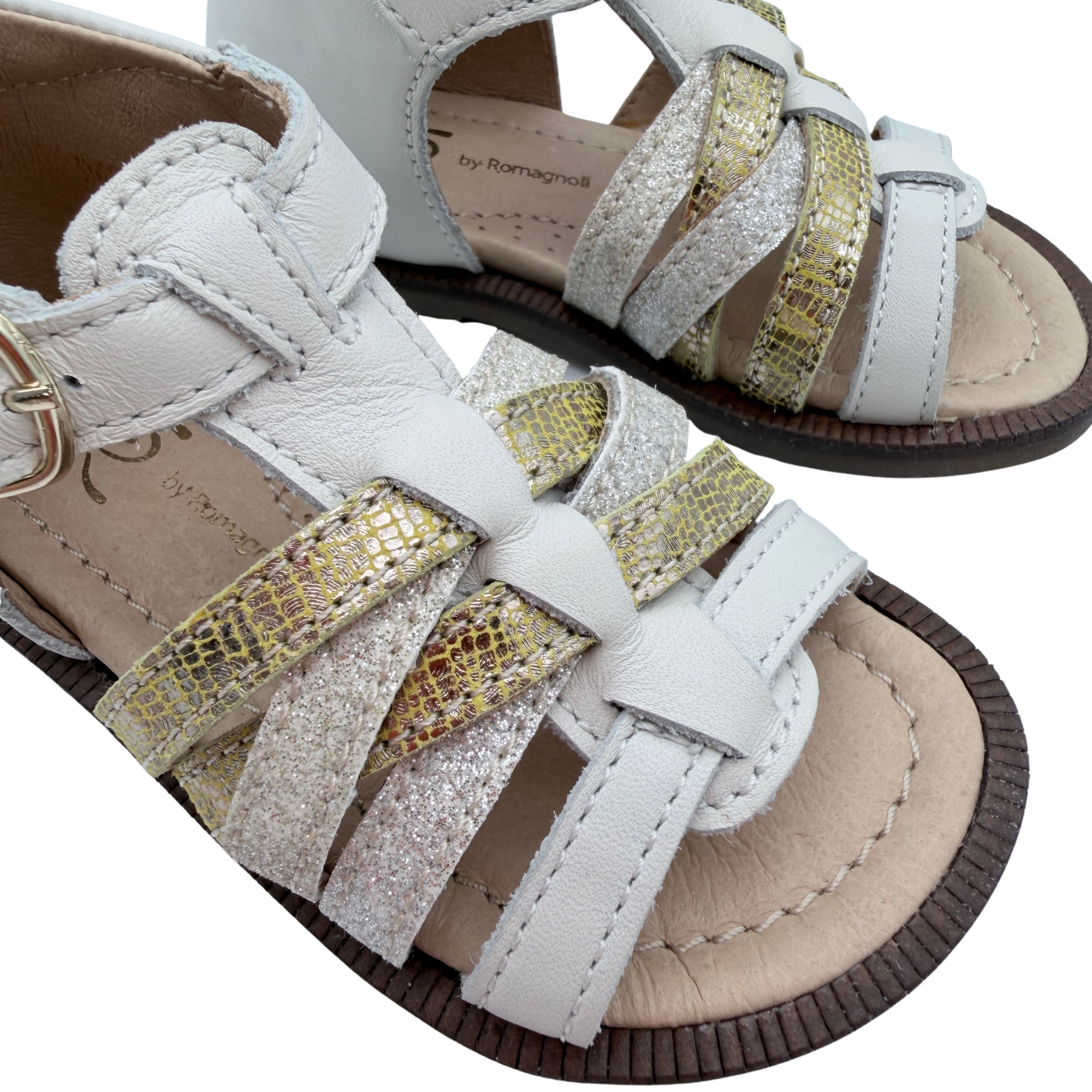 Sandales blanches, dorées et argentées — 21