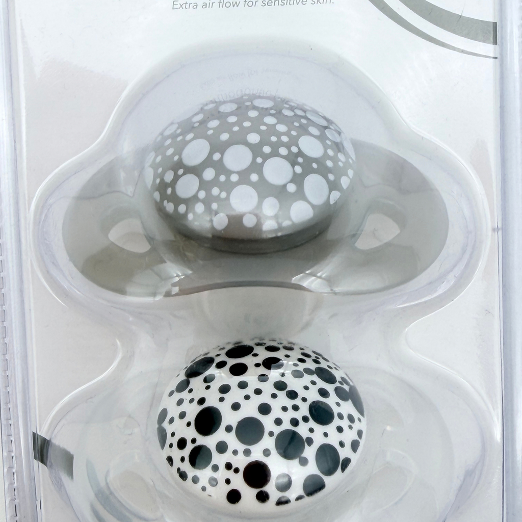 Lot de 2 sucettes orthodontiques grises et blanches 0-6 mois